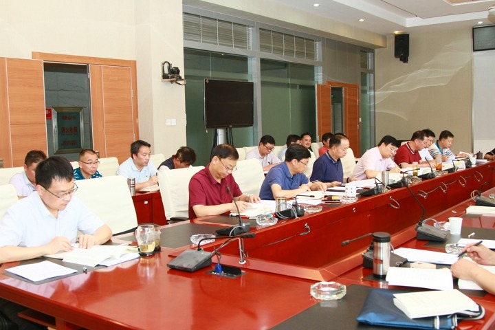 谈球吧集团党委理论学习中心组举行第八次集中学习